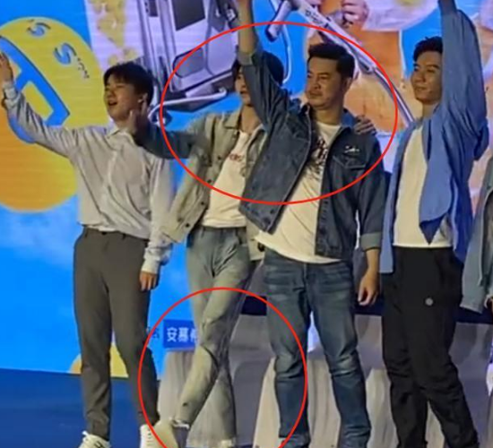 「郭麒麟」跑男大合影，郭麒麟1米7太显矮，蔡徐坤下意识举动被夸：涵养高