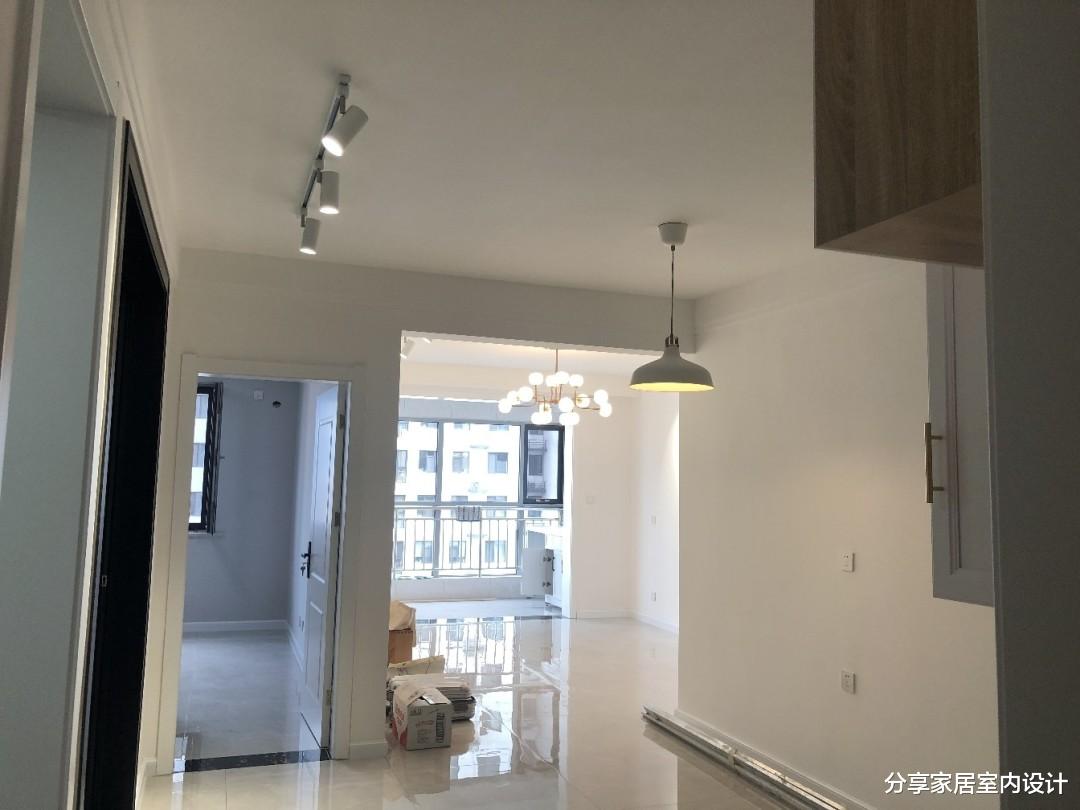 |越来越流行简约装修，看她家新房，不做电视墙、吊顶非常让人羡慕