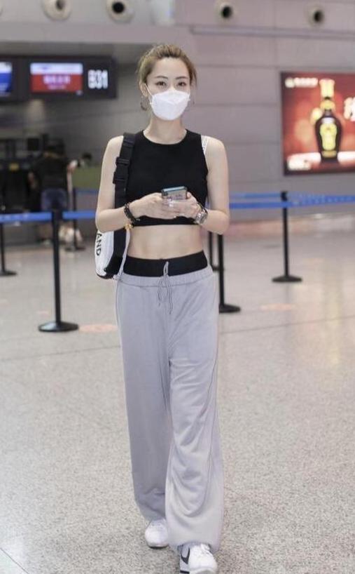 穿衣搭配|白冰长筒靴配丝袜，双马尾造型，展示火辣一面