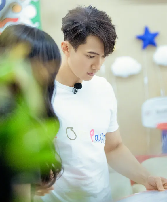 吴尊■吴尊晒与妻子的旧照，看到16年前的他们，才明白什么叫郎才女貌