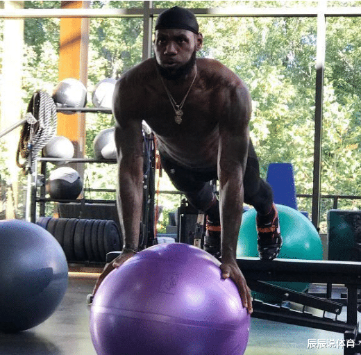 勒布朗·詹姆斯:詹姆斯每次训练时喝的大瓶蓝色水是啥?知道价格后的球迷:有钱了我也喝这个!