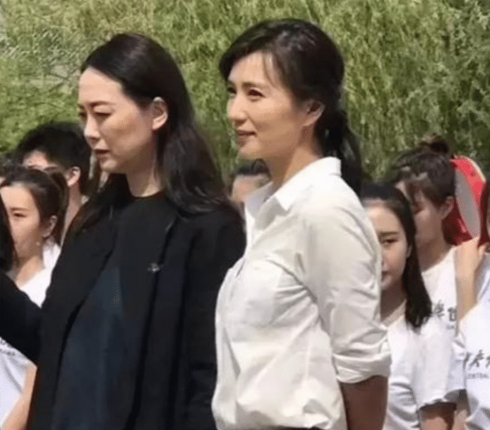 陈好|“万人迷”陈好一家外出聚餐，百亿老公长相英俊，三个孩子罕曝光