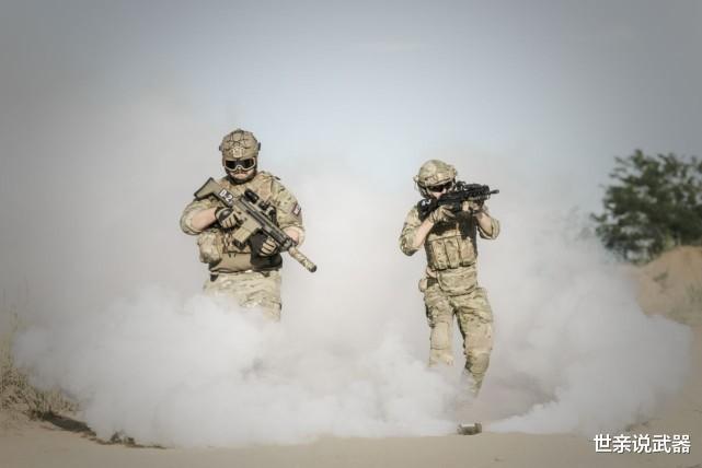 军事演习|在军演中,士兵被子弹击中时,为何会冒出不同颜色的烟雾?