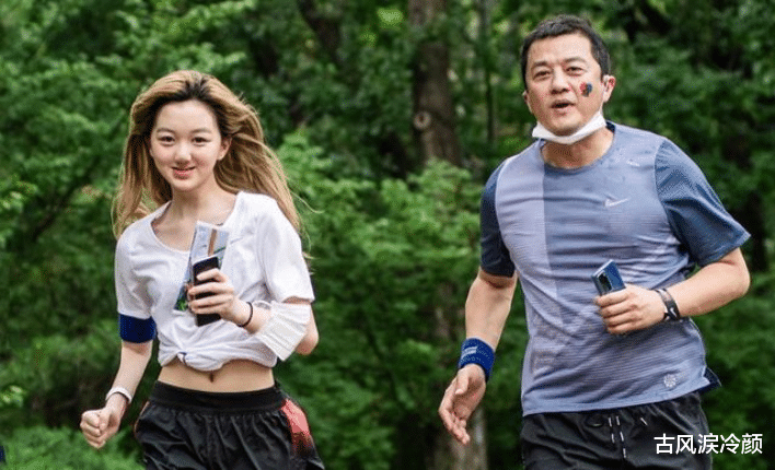 李嫣|李亚鹏父女晒跑步照，14岁李嫣“兔唇”已基本矫正，但笑容仍有点怪