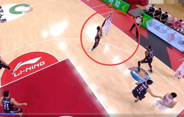 广东男篮|破案了!赵睿为啥47秒被罚下?8倍慢镜再看一遍:裁判冲去安慰杜锋
