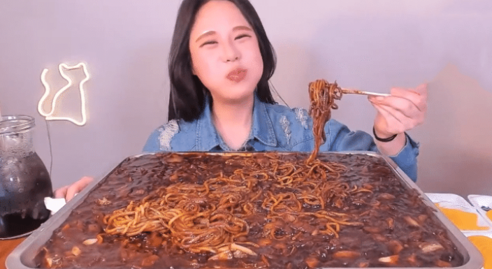 炸酱面|大胃王吃30斤“炸酱面”，手中筷子却露馅了，网友：我也吃得完！