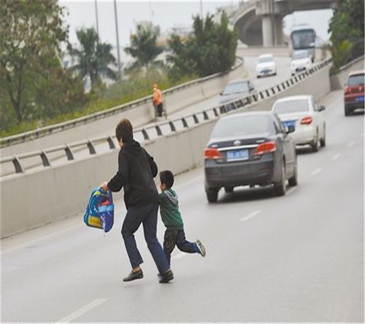 [女司机]男孩3分钟穿马路13次，家长不管！被撞后吓坏女司机，谁的责任