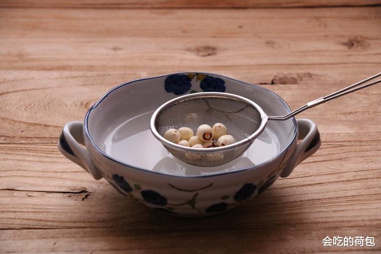 莲子▲吃了60年才知道，夏天常吃点“它”，补血又养心，简单零失败