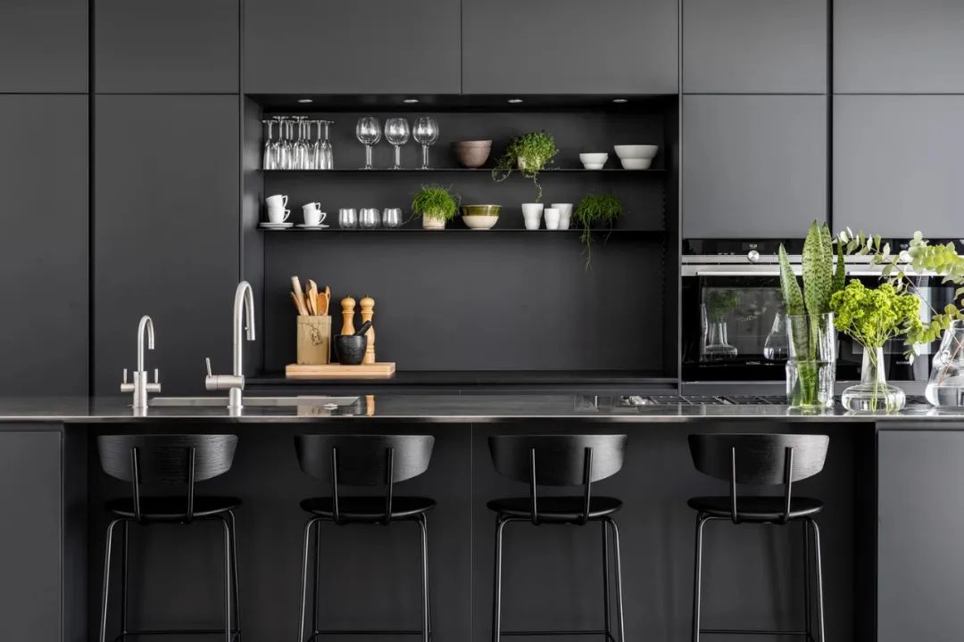 「」经典黑白+时尚跳色，时尚家居空间，看设计师如何玩出高级感！