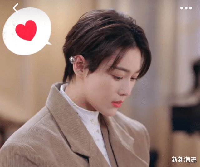 #张馨予#张馨予为显腿长挑战“毒液鞋”，和袜子融为一体后，意外显腿细