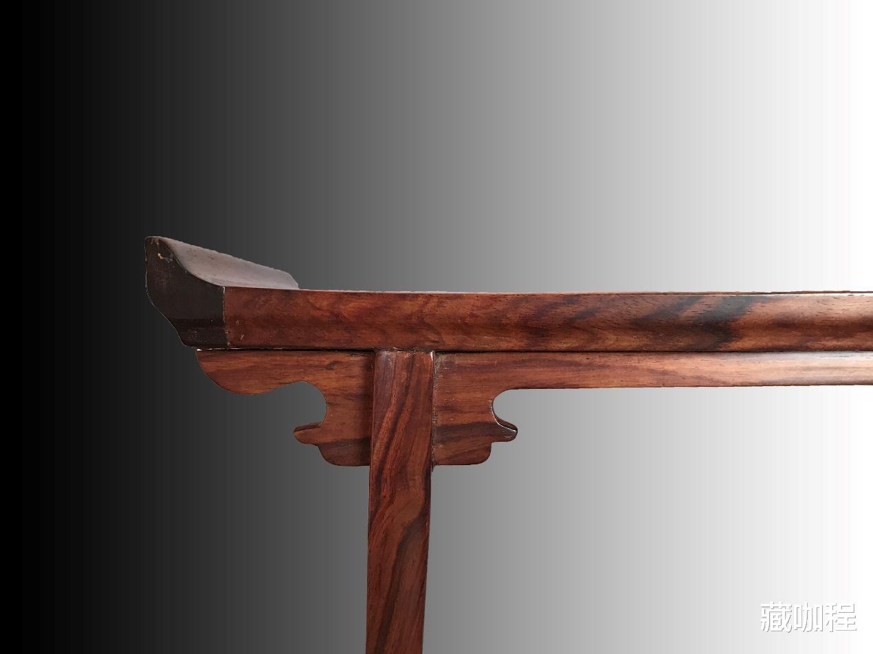 |黑黄相间虎皮纹,黄花梨小翘头案一木一器