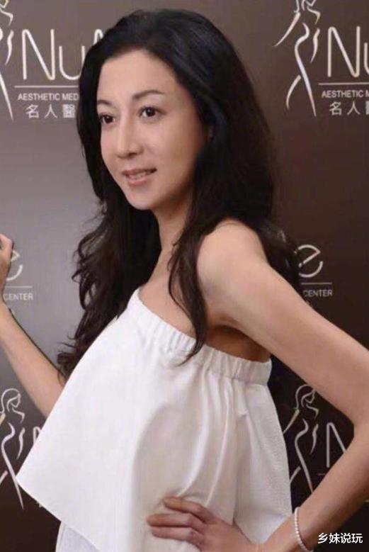 成龙|同是“私生子”,一个获亿万家产上牛津,一个无名无份捡垃圾为生