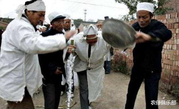 农俗俱乐部|农村笑绝户可怜，去世连摔盆的人都没有，这种习俗和观念早该摒弃