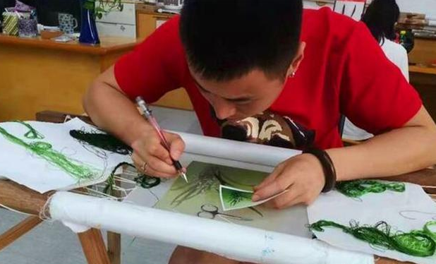 大学|辽宁男孩放弃高考读大学，坚持10年每天练刺绣12个小时，现状如何