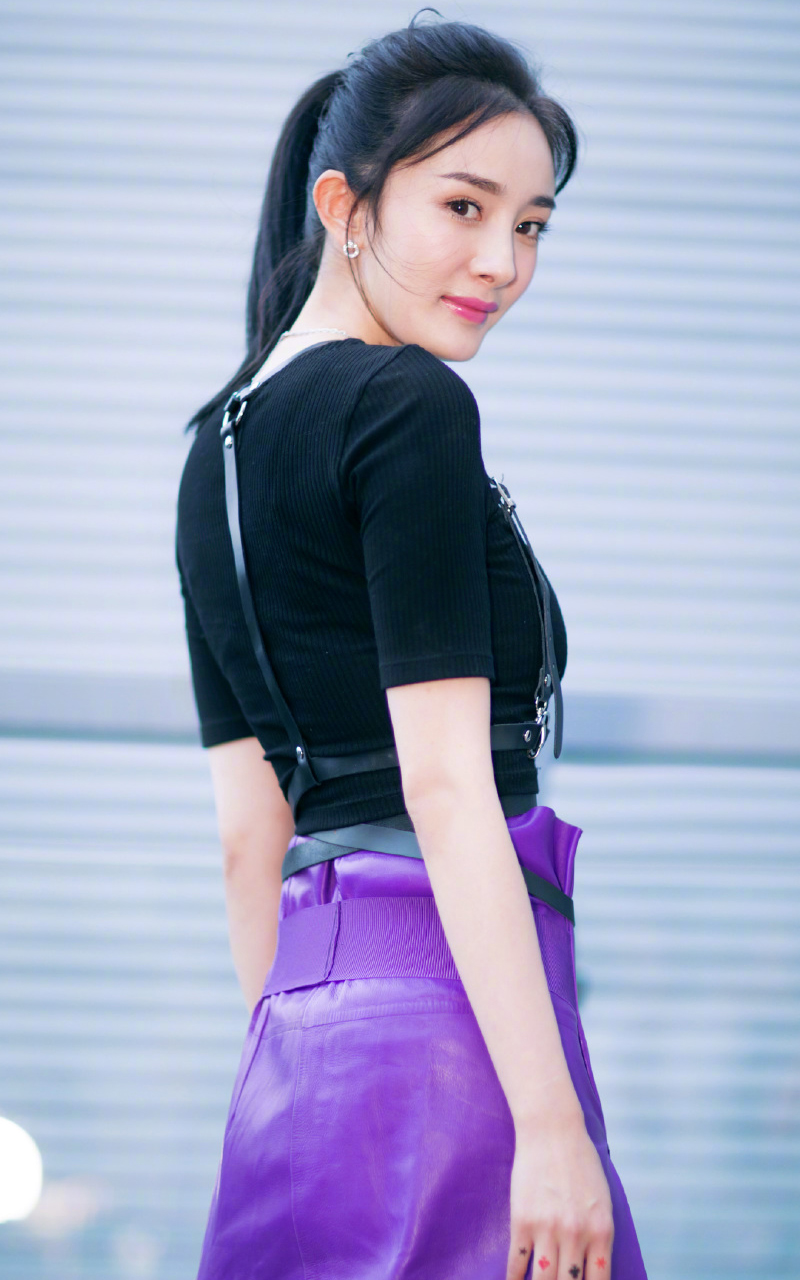 「杨幂」杨幂的腰“有多细”?当她把手放在背后那一刻,娱乐圈“腰精”换人了!