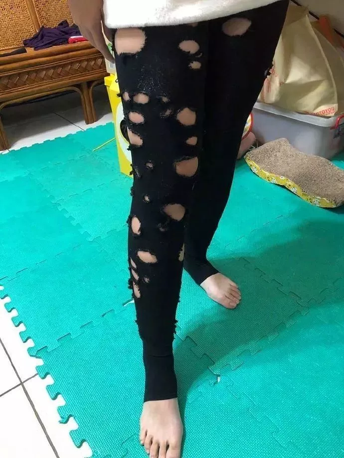 天气冷了，翻出厚袜子来穿，没想到已经被猫咬成这样了，奔溃