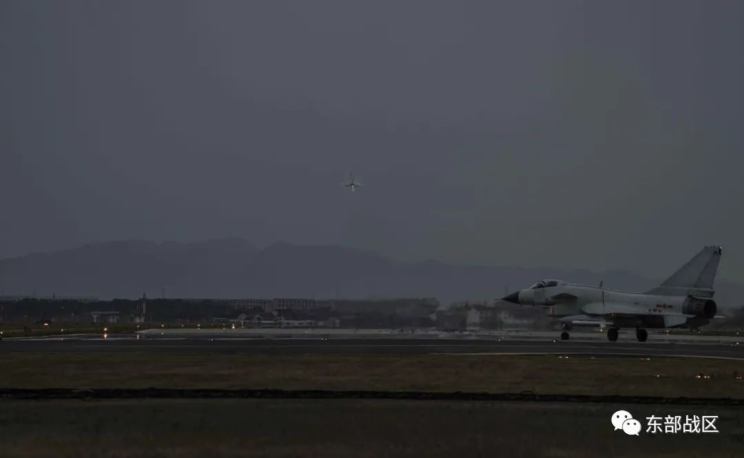 东部战区@东部战区官方平台30日发布消息：战区海军航空兵亮剑海空