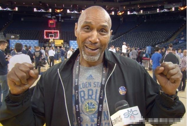 斯蒂芬·库里@作为库里的私人保镖,拉尔夫一年的薪水有多少呢?