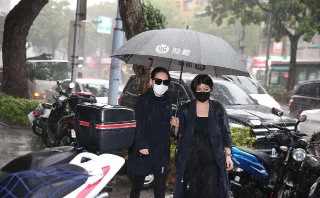 『刘真』群星现身刘真灵堂哀悼！小s一言不发难掩悲伤，13年好友泪崩不舍