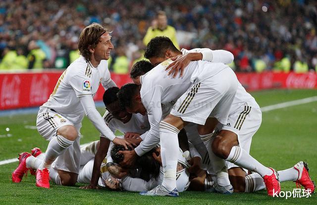 皇家马德里|14人外租回归！皇马这阵容让巴萨看得心碎，齐祖深陷幸福的烦恼