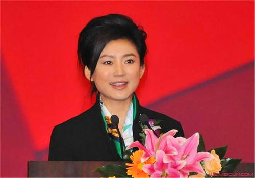 【王小丫】看看52岁王小丫，再看她的父亲，难怪能成为“央视台花”！