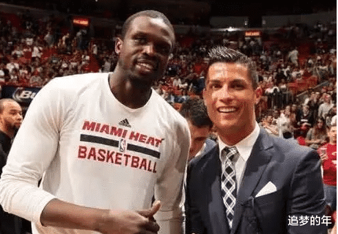 梅威瑟@梅威瑟的一亿手表算啥,他直接戴着二十六斤黄金,雇四个白衣保镖