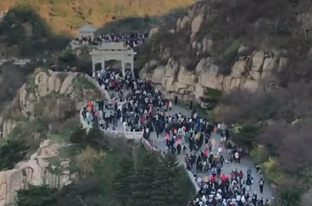 「」五一小长假，游客“挤爆”泰山景区，为看日出连夜登山排长队