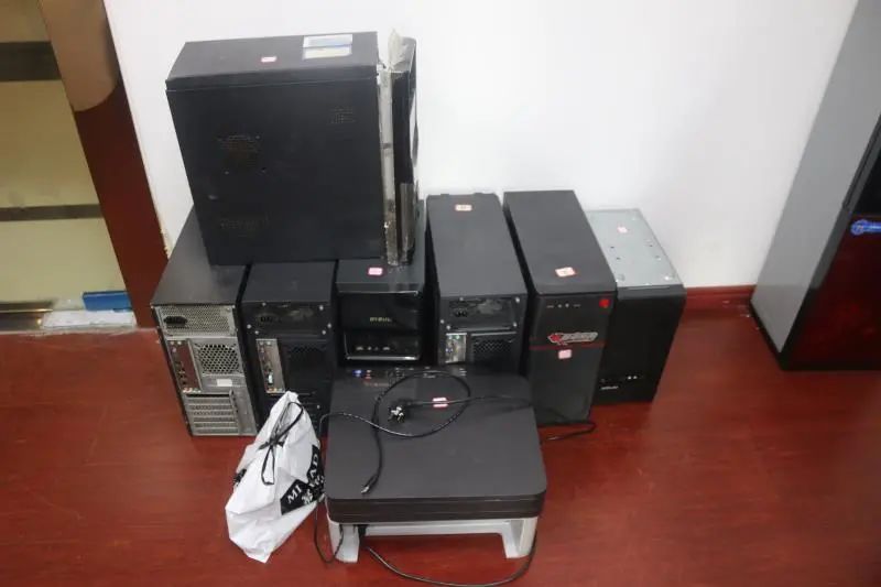 江南都市报|警方冲进写字楼！7名少男少女全部被抓！