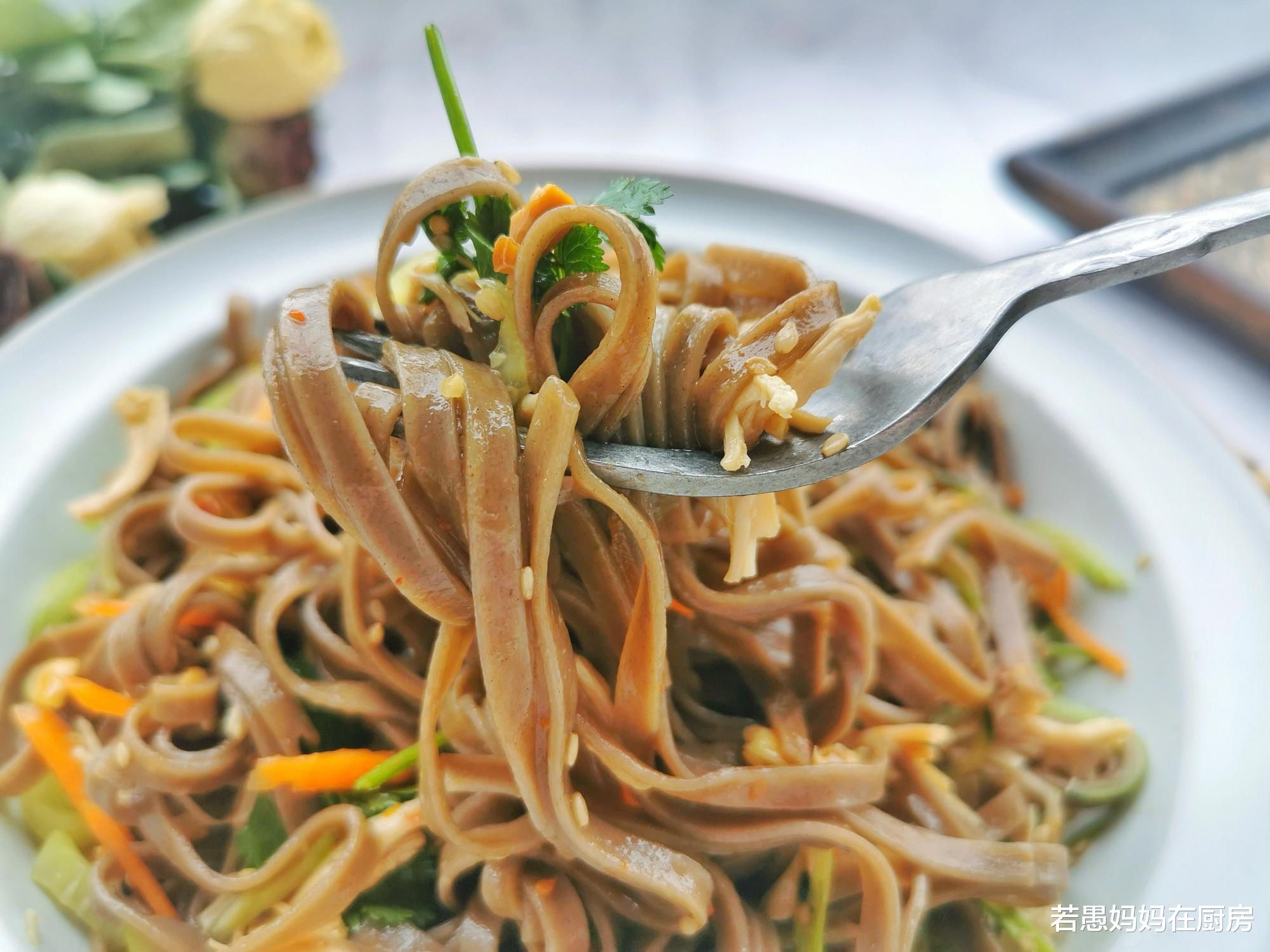 减脂■鸡丝凉面怎么做？原来煮面和料汁都有讲究，做好了不油腻还减脂