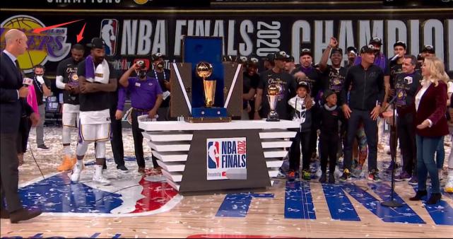 勒布朗·詹姆斯|尴了个尬!肖华示意JR颁奖,詹姆斯躲后面,谁注意肖华这举动:还有谁敢