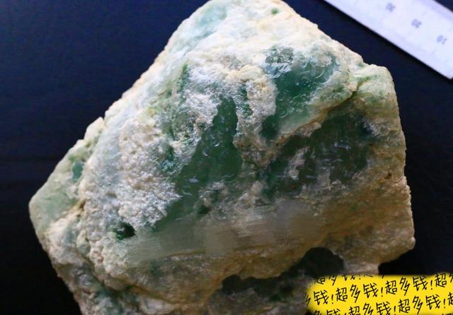 [翡翠]开料翡翠小课堂：玻璃种翡翠原石有什么表现？