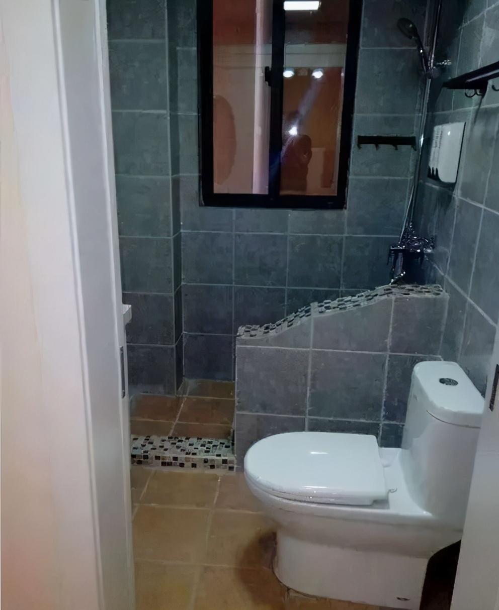 |去亲戚家做客，他家卫生间竟砌了半堵墙，看着就像个澡堂子！