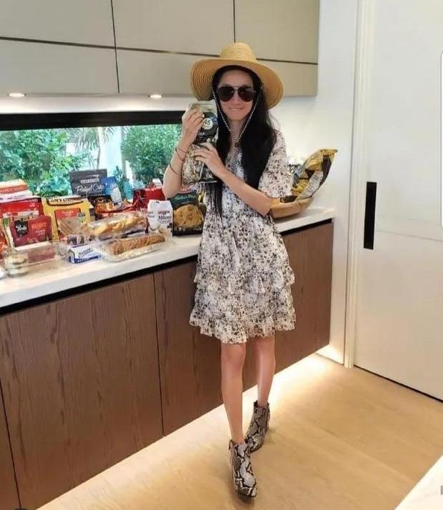 ▲71岁的年龄17岁的腿，婚纱女王近照曝光，用身材再次征服所有人！