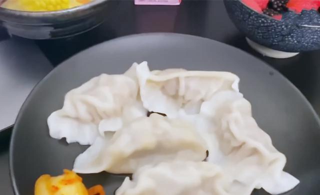 [欧阳娜娜]有种实在叫欧阳娜娜的晚餐，看清她吃几个饺子，原谅我没见过世面