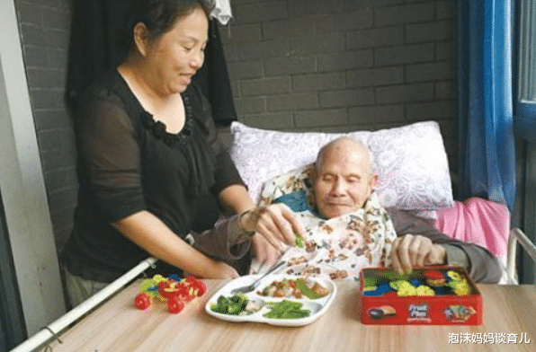 泡沫妈妈谈育儿 为啥子女越“孝敬”老人却不待见？反而不在身边的子女却“吃香”