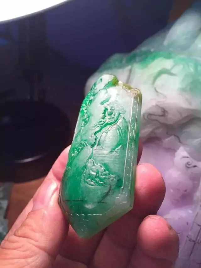 「翡翠」一块极品黄夹绿翡翠的创作过程，光看原料就让人心乱神迷！