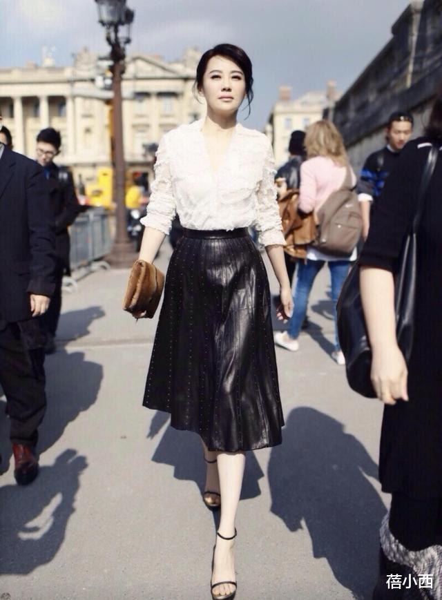 「衬衫」许晴在国外气质都升华了，穿白衬衫配半身裙，扎低马尾戴墨镜美炸