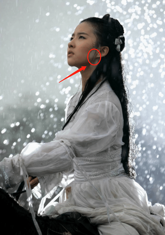 刘亦菲|《神雕侠侣》刘亦菲雨中骑马为什么被删减？看到她的后背后，突然明白了！
