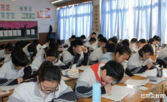 辅导班|成绩相仿的两个高中生，一个上辅导班，一个不上，3年后差距明显