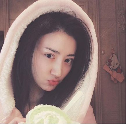 「」景甜晒出自己的豪宅，头次见阳台里还能种树，家里面积大得过分了