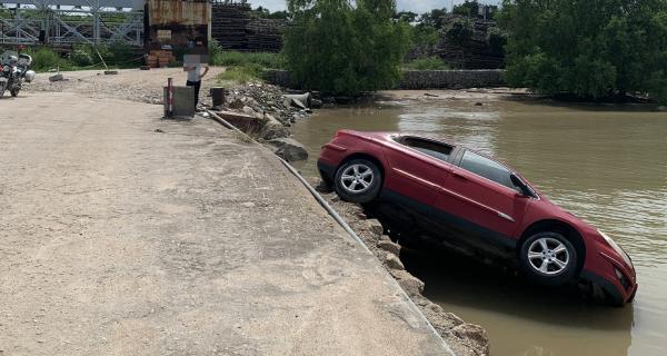 冰视频|珠海男子借80万途锐，开去看海竟冲进水里被淹没！拼命往岸边游……