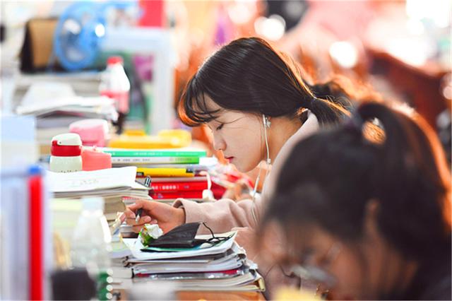 高校|2021高校寒假放假，差异最大两所院校，时间相差7倍，学生：崩溃