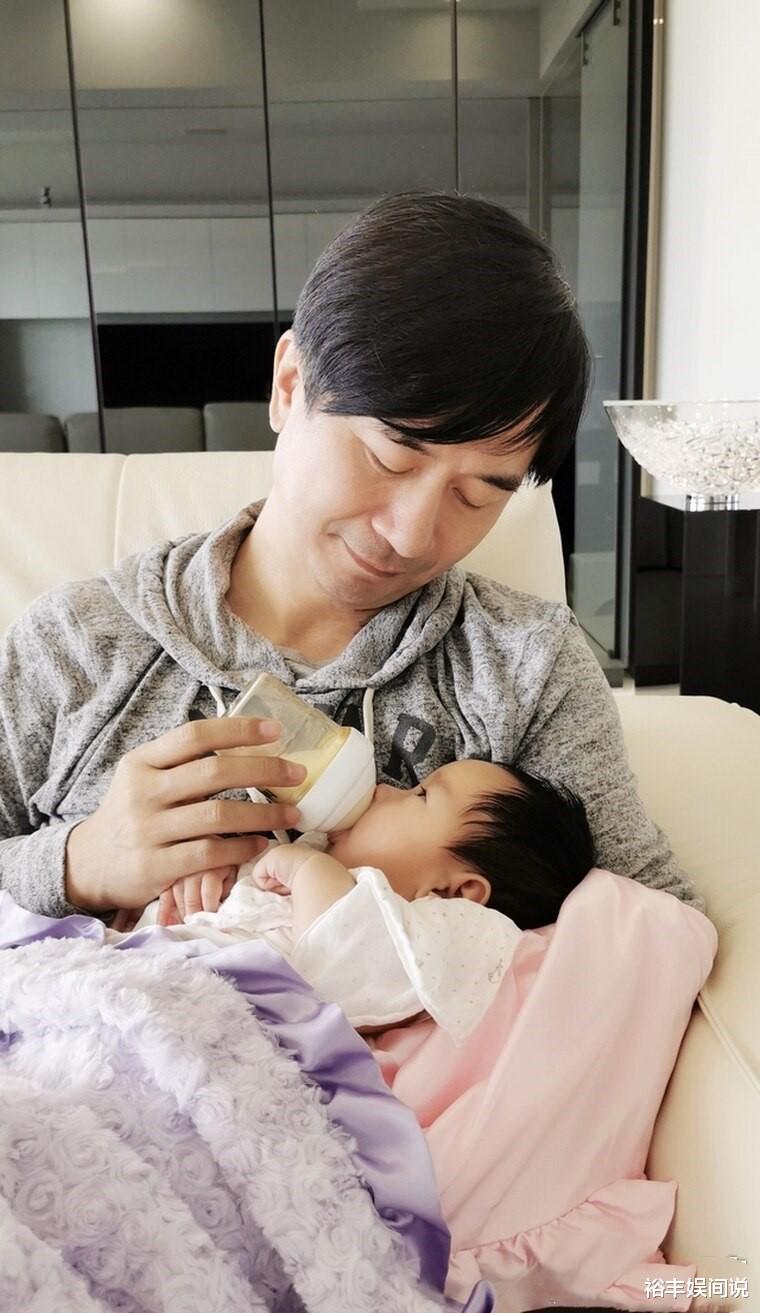 费翔|54岁黄舒骏时隔60天终于抱到女儿！妻子小其24岁，女儿不足3个月