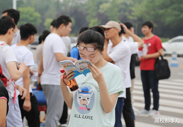 |高考成绩即将出炉，专家指出今年分数线略降，4点原因来证明