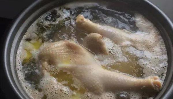 高血压■不想血压一路“飙升”，就要管住嘴，五种食物，吃得越多血压越高