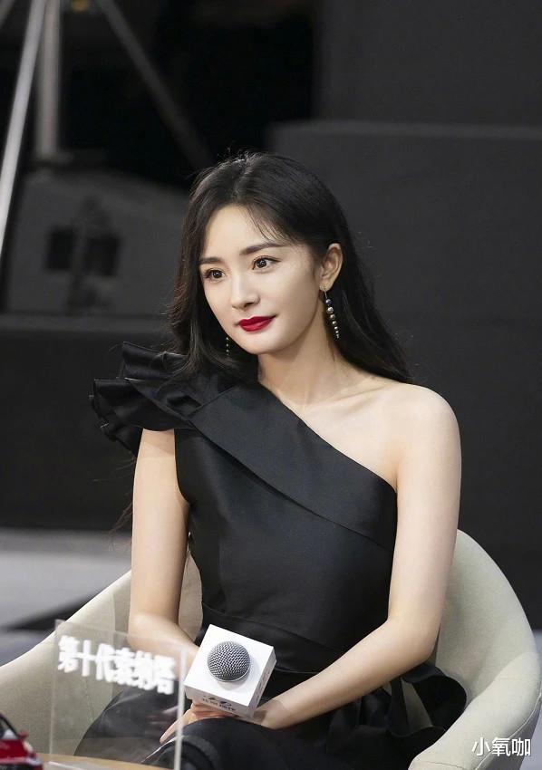 杨幂|杨幂活动生图被疯传，失去百万P图师后，这腿我没看错？