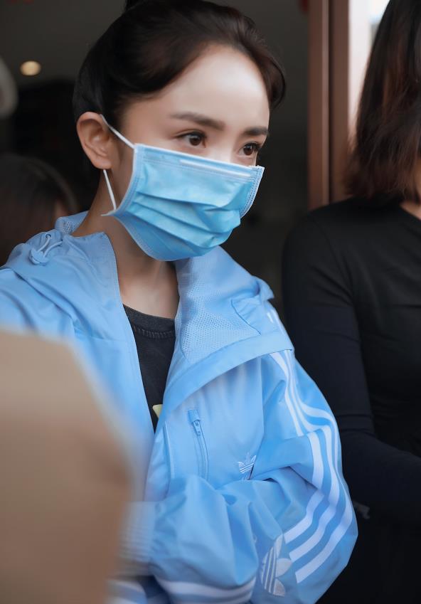 杨幂▲杨幂戴口罩却因脸太小感觉根本挂不住，网友：我戴脸包不住还勒耳朵