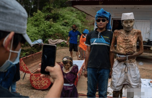 印度尼西亚|印尼奇怪传统：将亲人尸体挖出，为尸体穿衣点烟，与尸体一起合照