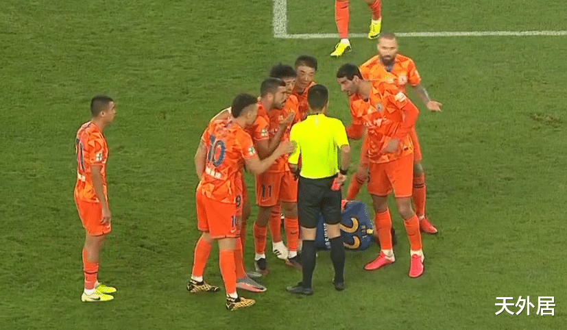 山东鲁能|鲁能新买的“炸弹”4分钟就爆炸了!刚上还没出汗,染红申诉也没用