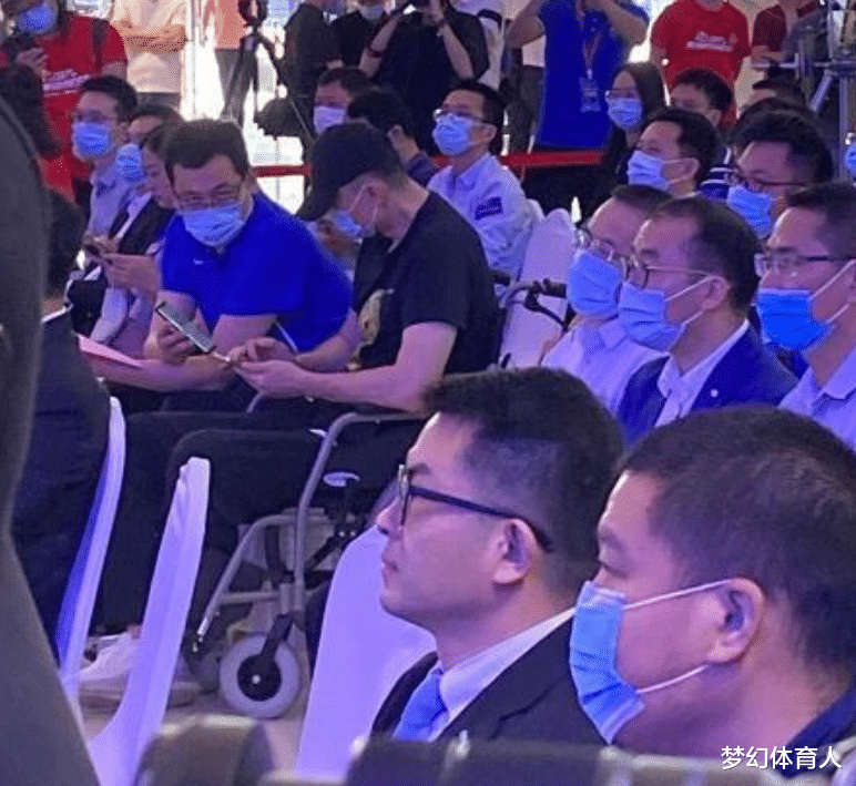 『广东男篮』CBA传来坏消息!广东主教练坐轮椅参加活动,目前情况让人担忧